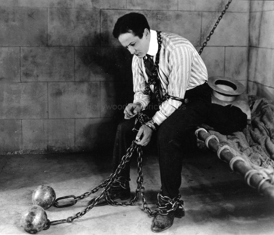 Harry Houdini 1919 2 IWM.jpg